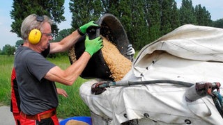 Ein ehrenamtlicher KABS-Mitarbeiter bereitet einen Einsatz gegen Stechmückenlarven vor