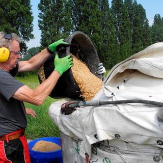 Ein ehrenamtlicher KABS-Mitarbeiter bereitet einen Einsatz gegen Stechmückenlarven vor