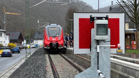 Ein Zug der Ahrtalbahn steht am Bahnhof in Ahrbrück.