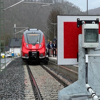 Ein Zug der Ahrtalbahn steht am Bahnhof in Ahrbrück.