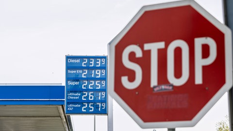 Preistafel an einer Tankstelle mit STOP-Schild - Im Mai kommt wegen hoher Spritpreise ein sogenannter Tankrabatt.