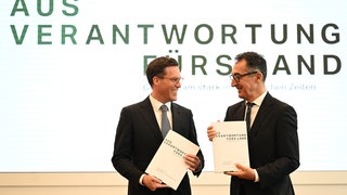 Cem Özdemir (Grüne) und Manuel Hagel (CDU) stellen den neuen Koalitionsvertrag vor.