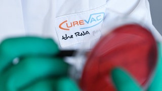 Eine Mitarbeiterin beschriftet in einem Labor des biopharmazeutischen Unternehmens Curevac eine Petrischale. Für das Unternehmen steht das Ende an - obwohl die Hoffnung durch die Übernahme durch Biontech zunächst groß war.