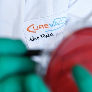 Eine Mitarbeiterin beschriftet in einem Labor des biopharmazeutischen Unternehmens Curevac eine Petrischale. Für das Unternehmen steht das Ende an - obwohl die Hoffnung durch die Übernahme durch Biontech zunächst groß war.