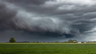 Auf dem Bild sind Gewitterwolken zu sehen, die über das Land ziehen.
