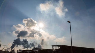 Symbolfoto für Umweltschutz und Ozon. Heißere Sommer, kaum Ozonwarnungen: Ist das Problem gelöst – oder hat sich die unsichtbare Gefahr für unsere Atemwege nur verlagert?
