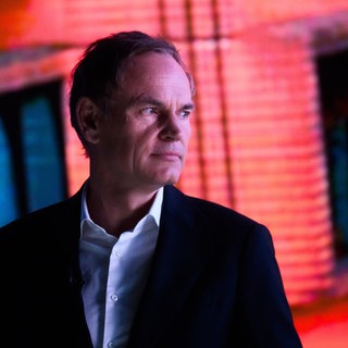 Oliver Blume, Vorstandsvorsitzender der Volkswagen AG (VW), steht bei der Jahrespressekonferenz der Volkswagen Group in der Autostadt. An diesem Donnerstag stellt er dem Aufsichtsrat sein Zielbild für 2030 vor. Laut Medienberichten geht es dabei möglicherweise auch um 100.000 Stellen, die gestrichen werden könnten. Vier Werke, unter anderem das von Audi in Neckarsulm könnten schließen. Die Autoindustrie im Südwesten steht unter Druck.