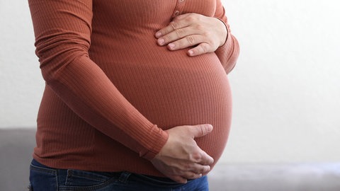 Schwangere Frau mit Babybauch