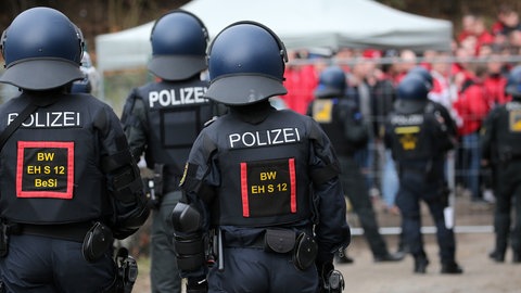 Die Polizei sichert den Bereich um das Stadion des SV Waldhof Mannheim ab, hier der Zugang vor dem Gästefans auf den Einlass warten.