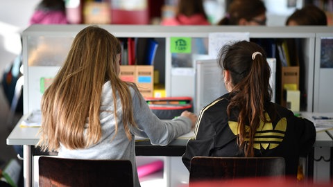 Mehrere Schulkinder lernen gemeinsam in einem Lernzimmer einer Ganztagsschule.