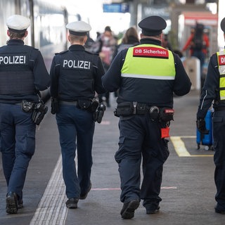 Polizeibeamte und Mitarbeiter der DB-Sicherheit an einem Bahnsteig des Hauptbahnhofs Stuttgart