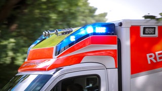 Ein Krankenwagen fährt mit Blaulicht zu einem Einsatz 
