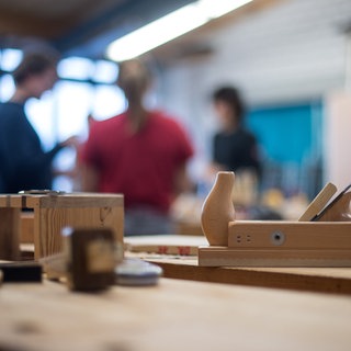 Baden-Württemberg, Ludwigsburg: Ein Holzhobel leigt an einer Berufsschule in Ludwigsburg auf einem Tisch.