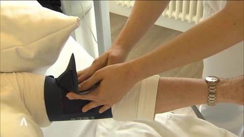 Pflegehilfe misst Blutdruck - Herzinfarkt vorbeugen