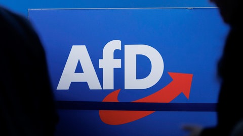 Das Parteilogo ist beim AfD-Bundesparteitag im Juli 2023 in der Magdeburger Messe zu sehen.