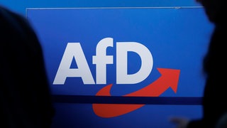 Das Parteilogo ist beim AfD-Bundesparteitag im Juli 2023 in der Magdeburger Messe zu sehen.