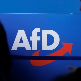 Das Parteilogo ist beim AfD-Bundesparteitag im Juli 2023 in der Magdeburger Messe zu sehen.