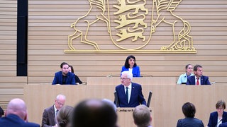 Symbolbild: Winfried Kretschmann (Bündnis 90Die Grünen), Ministerpräsident von Baden-Württemberg, spricht im Landtag. Am Dienstag, 19.12., soll dort ein Gleichbehandlungsgesetz Thema sein.