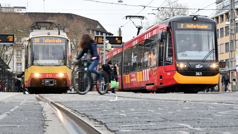 Straßenbahnen stehen an einer Haltestelle am Hauptbahnhof in Karlsruhe.