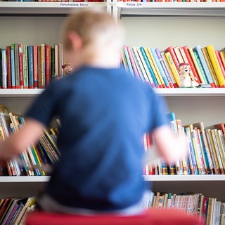 Ein Schüler liest in einer Grundschule ein Buch.