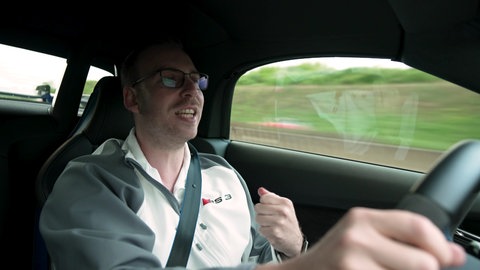 Patrick Schnell, Verbrennerfan und Sportwagenbesitzer