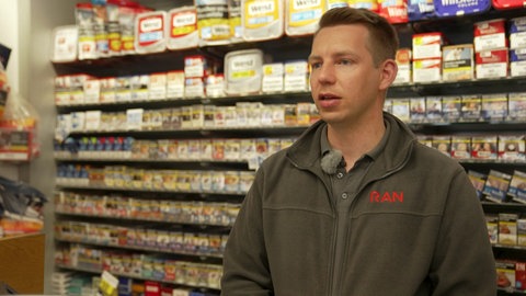 Der Tankwart und FDP-Landtagsabgeordnete Friedrich Haag möchte den Verbrenner langfristig als Arbeitsplatzgaranten in BW erhalten. 