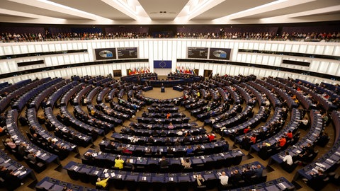 Bundeskanzler Olaf Scholz (M, SPD) spricht im EU-Parlament. Scholz will im Europaparlament seine Sicht auf die aktuelle Lage und die Zukunft der EU präsentieren.