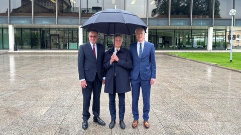 Landkreistagspräsident Joachim Walter, Städtetagspräsident Frank Mentrup und Gemeindetagspräsident Steffen Jäger am Montag vor dem Landtag in Stuttgart.
