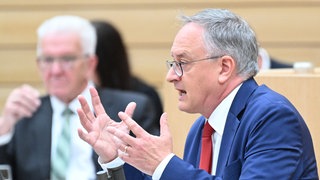 Andreas Stoch, SPD-Fraktionsvorsitzender im Landtag von Baden-Württemberg, spricht bei einer Landtagssitzung mit Regierungserklärung zum Bildungspaket der Landesregierung. Links sitzt Winfried Kretschmann (Grüne), Ministerpräsident von Baden-Württemberg.