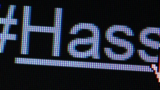 Der Hashtag "#Hass" auf einem Bildschirm.