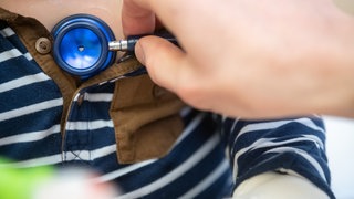 Ein Arzt untersucht im Olgahospital des Klinikums Stuttgart ein Kind. 