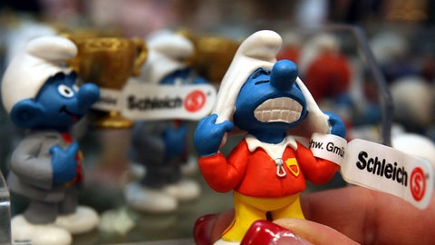 "Schlümpfe" des Spielwarenherstellers Schleich stehen im Regal der Spielwarenabteilung einer Drogerie-Kette.