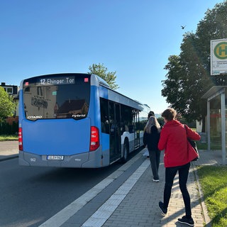Mehrere Fahrgäste steigen in Dellmensingen in den Bus der Linie 12