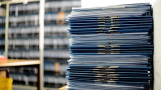 Regale voll mit Akten von Antragstellern stehen im BAMF - Bundesamt für Migration und Flüchtlinge. In Bayerns Amtsstuben sind Aktenberge aus Papier auch im Jahr 2020 noch immer Alltag. Doch ihre Zeit ist gezählt.