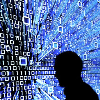 Ein Messebesucher geht an einem Leuchtdisplay auf der CeBIT vorbei. Nach einem Post der AfD Göppingen wird darüber diskutiert, wo die Grenzen der Künstlichen Intelligenz bei der Wahlwerbung liegen sollten. Aber was ist der aktuelle Stand in BW?