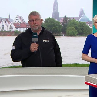 Nachrichtensprecherin Tatjana Geßler mit zugeschaltetem Reporter