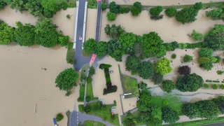 Das Hochwasser des Flusses Schussen überschwemmt Teile von Meckenbeuren. 