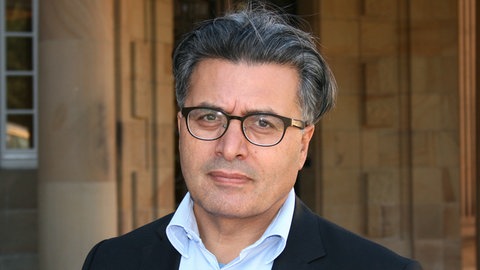 Jan Ilhan Kizilhan, Psychologe, Orientalist und Psychiotherapeut, steht vor dem Staatsministerium. 