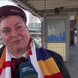 DB: Muttersprachliche EM-Servicekräfte in Stuttgart beraten Fans