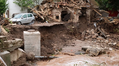 Blick auf ein durch Hochwasser zerstörtes Gebäude an der Wieslauf in Baden-Württemberg.