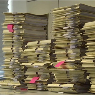 Mehrere Stapeln voller Akten