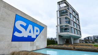 Logo des SAP-Konzerns vor dem Gästehaus namens "Kalipeh".