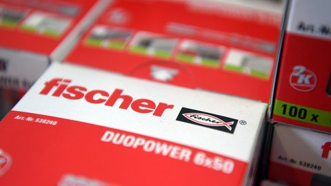 Dübel der Unternehmensgruppe fischer. Das Unternehmen will sich von seiner Automotive-Sparte trennen.
