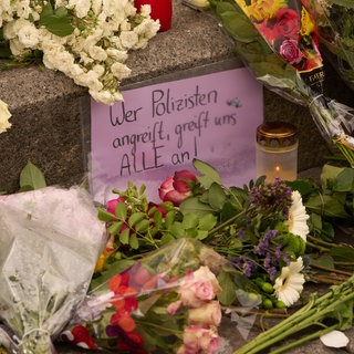 Nach der tödlichen Messerattacke in Mannheim erinnern Kerzen und Blumen an den Polizisten Rouven L.