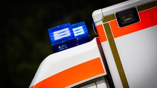 Eingeschaltetes Blaulicht an einem Rettungswagen.