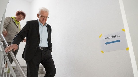 Der Ministerpräsident von Baden-Württemberg, Winfried Kretschmann (Grüne) und seine Ehefrau Gerlinde verlassen ein Wahllokal im Rathaus im Sigmaringer Stadtteil Laiz. 