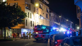 Bei einem Feuerwehreinsatz in Stuttgart-West werden mehrere Personen aus einem Seniorenheim evakuiert. 