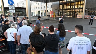 Die Polizei hat den Ulmer Hauptbahnhof abgesperrt.