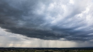 Eine sich entleerende Regenfront zieht über das Rheintal.