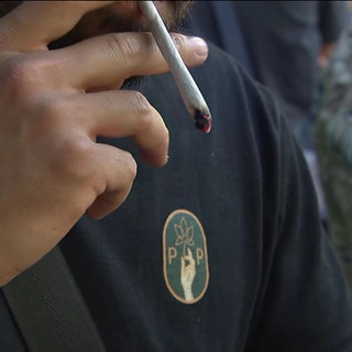 Ein junger Mann zieht an einem Joint